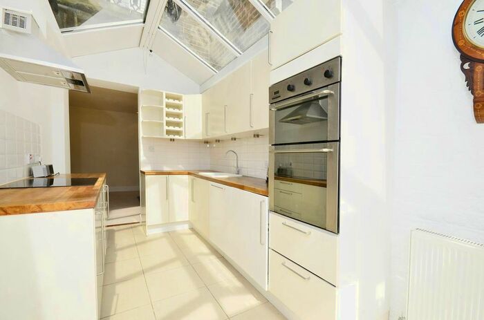 2 Bedroom Maisonette To Rent In Redcliffe Street, Chelsea, London, SW10