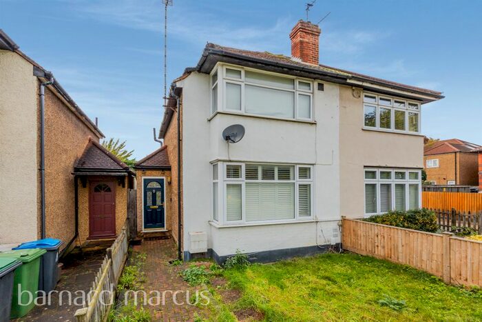 2 Bedroom Property To Rent In Oakcroft Road, Chessington, KT9