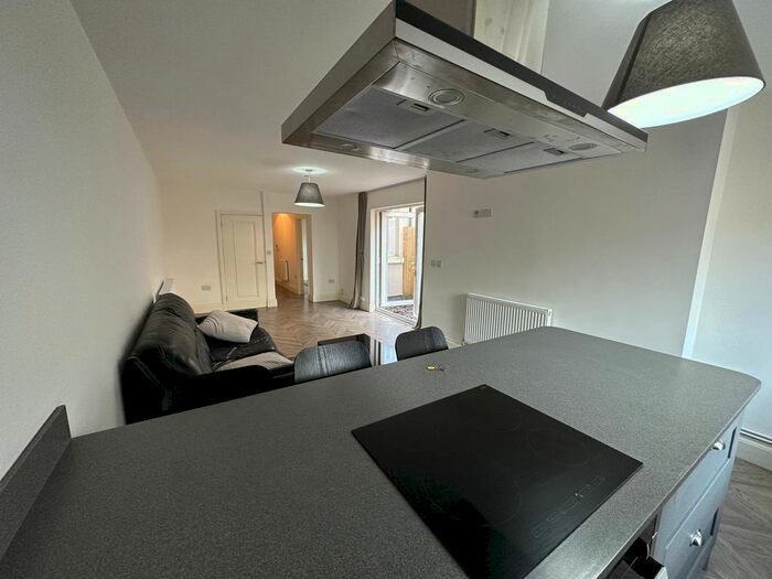 2 Bedroom Flat To Rent In Connaught Road, Cardiff, CF24