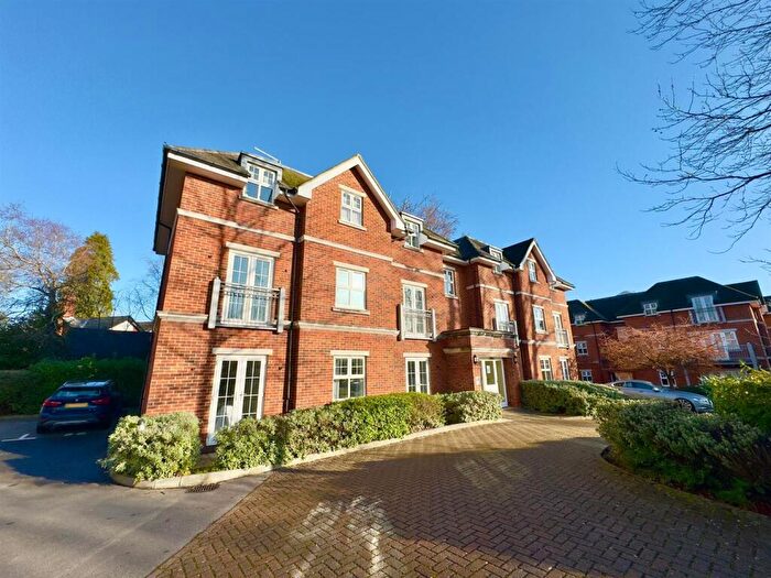 2 Bedroom Apartment For Sale In Bramshott Place, Fleet, Hampshire, GU51