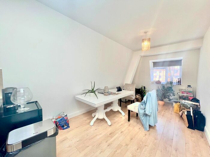 3 Bedroom Flat To Rent In Nuxley Road, Belvedere, Kent, DA17