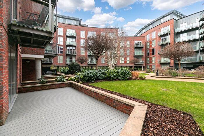 1 Bedroom Flat For Sale In The Heart, Walton-On-Thames, KT12