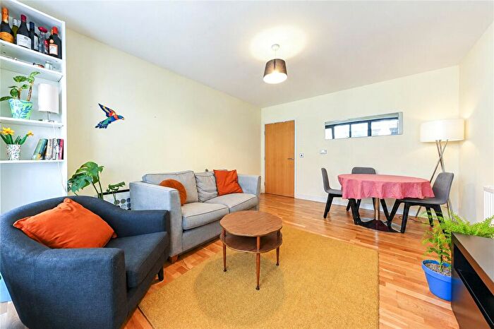 3 Bedroom Flat To Rent In Lake House, Finsbury Park, N4