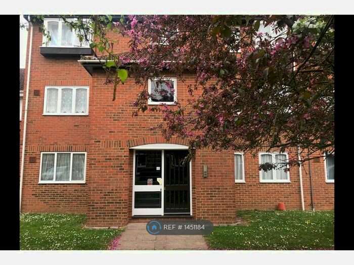 1 Bedroom Flat To Rent In Pickwick Close, Hounslow, TW4