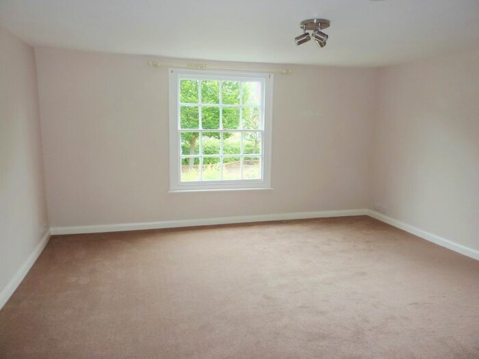 1 Bedroom Flat To Rent In High Street, Staplehurst, Tonbridge, TN12
