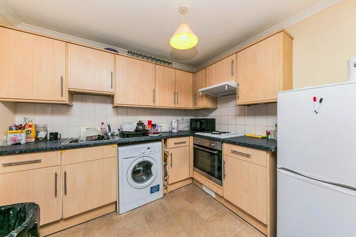 1 Bedroom Apartment To Rent In White Hart Parade, Blackwater, GU17