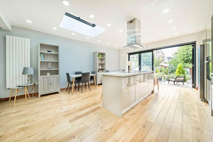 5 Bedroom Semi-Detached House To Rent In Osidge Lane, Southgate, N14