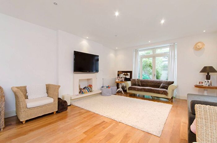 2 Bedroom Flat To Rent In Earls Court Square, Earls Court, London, SW5