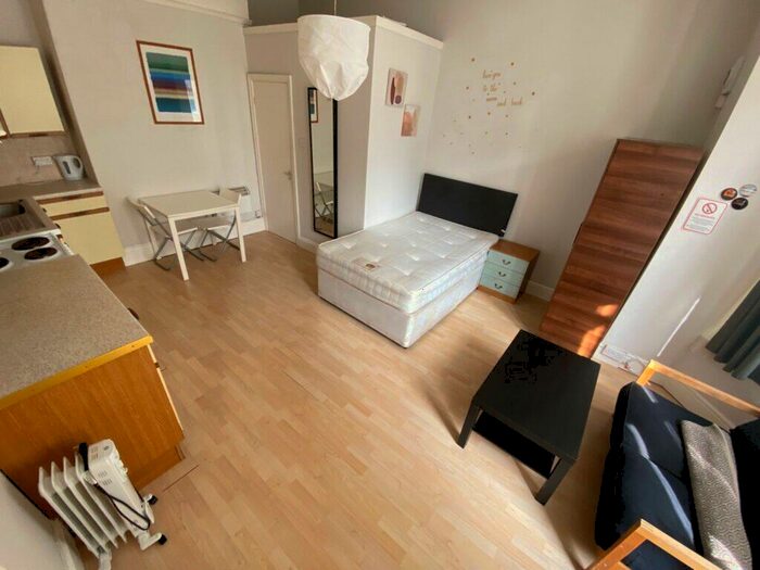 1 Bedroom Flat To Rent In Flat, Headingley Lane, Headingley, Leeds, LS6