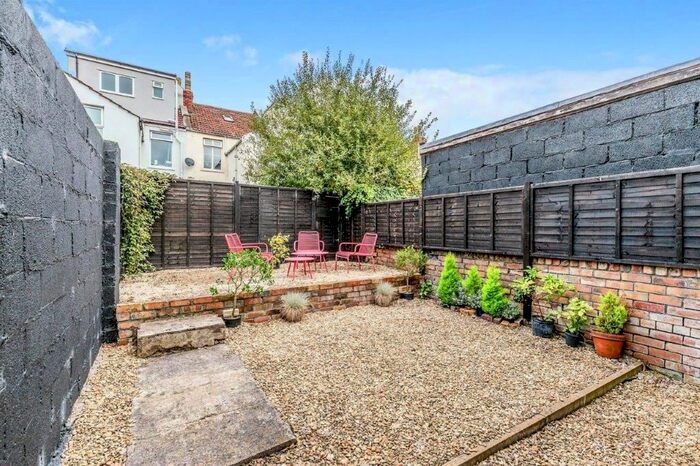 2 Bedroom Flat To Rent In St. Johns Lane, Bedminster, Bristol, BS3