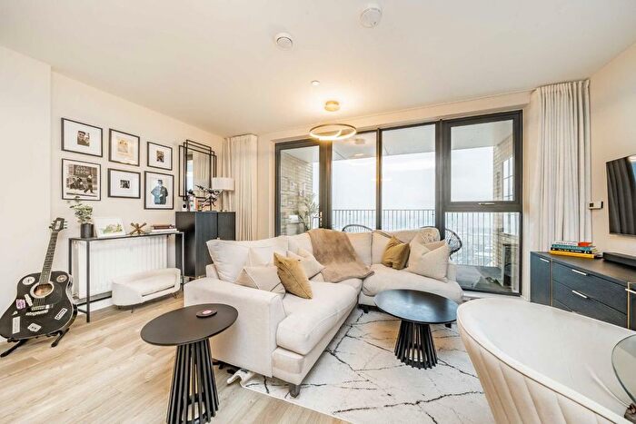 2 Bedroom Flat To Rent In Lakeside Drive, London, NW10