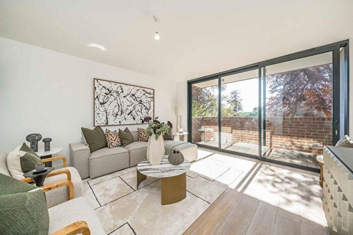 1 Bedroom Flat For Sale In Cottenham Park Road, Wimbledon, SW20