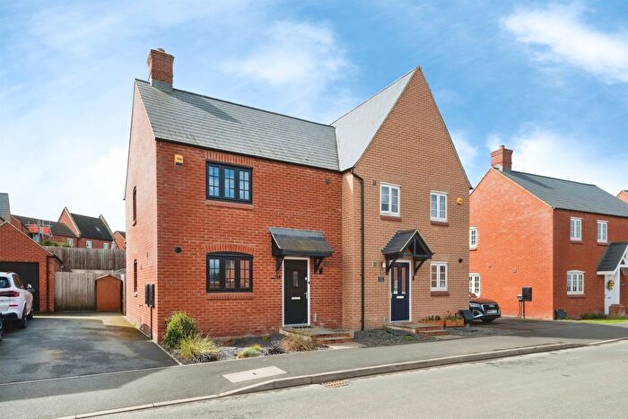 3 Bedroom Semi Detached House For Sale In Aintree Avenue, Towcester, NN12