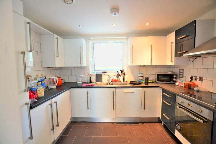 3 Bedroom Flat To Rent In Kingscote Way, BN1