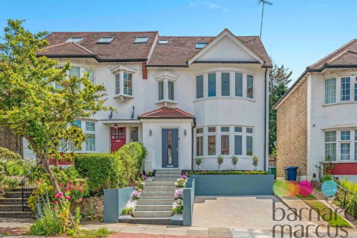 3 Bedroom Property To Rent In Courthouse Road, London, N12