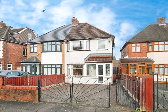 3 Bedroom Semi Detached House For Sale In Peplins Way, Birmingham, West Midlands, B30