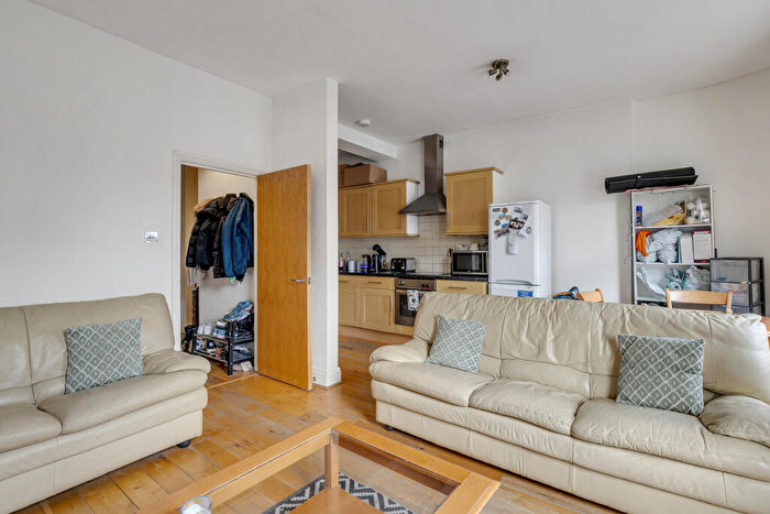 2 Bedroom Flat To Rent In Lavender Hill, The Shaftesbury Estate, SW11