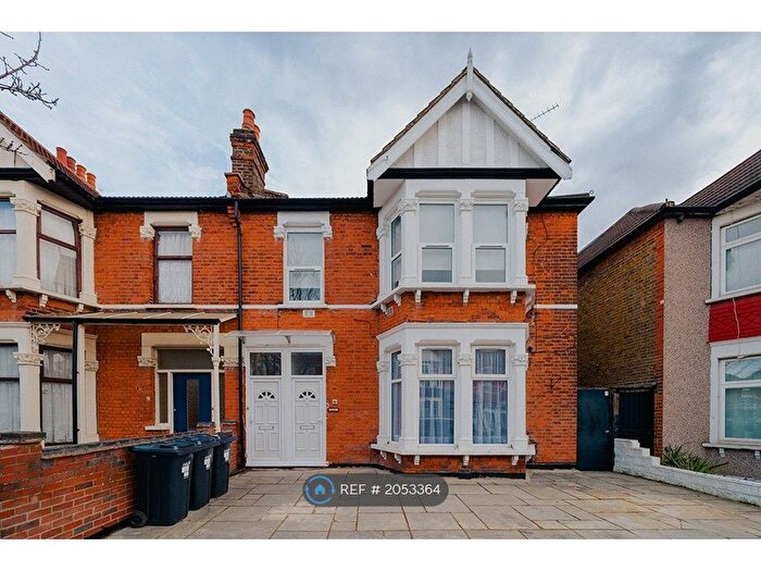 2 Bedroom Flat To Rent In Kimberley Avenue, Ilford, IG2