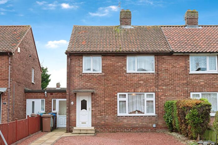 3 Bedroom Semi Detached House For Sale In The Oval, Brough, HU15