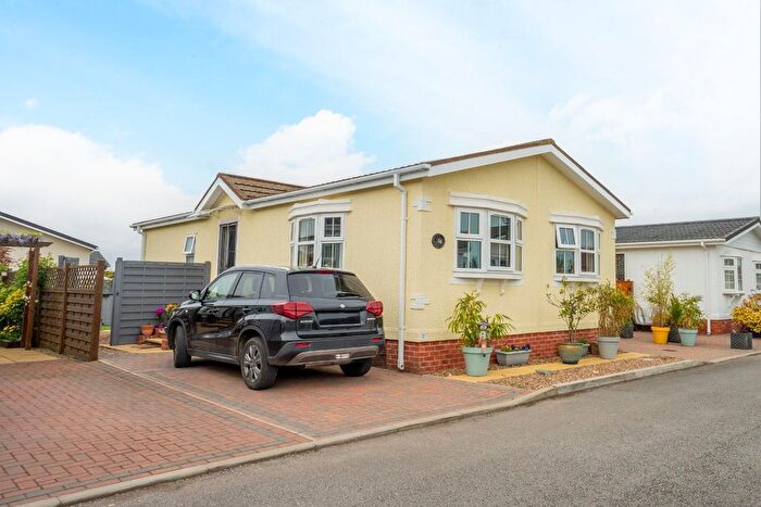 2 Bedroom Mobile/park Home For Sale In Pheasant Way, Acaster Malbis, York, YO23