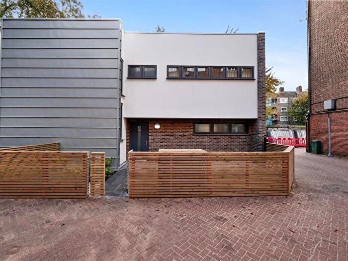 3 Bedroom Mews For Sale In Rosbud Mews, Jamaica Road, SE16