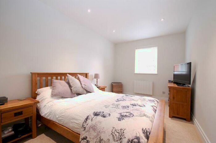 1 Bedroom Flat To Rent In Windsor Street, Chertsey, KT16