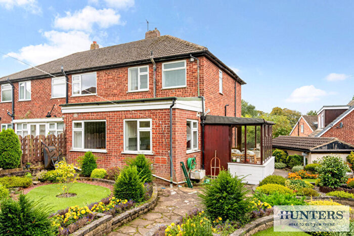 3 Bedroom End Of Terrace House For Sale In Newlands Rise, Yeadon, LS19