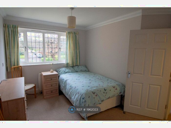 2 Bedroom Flat To Rent In Ashcroft Place, Leatherhead, KT22