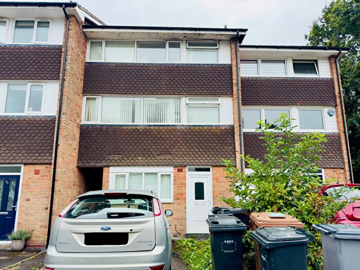 4 Bedroom Flat To Rent In Harwood Grove, Solihull, B90