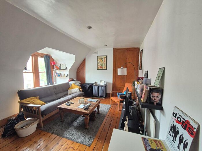 Flat To Rent In Harberton Road, Archway, N19
