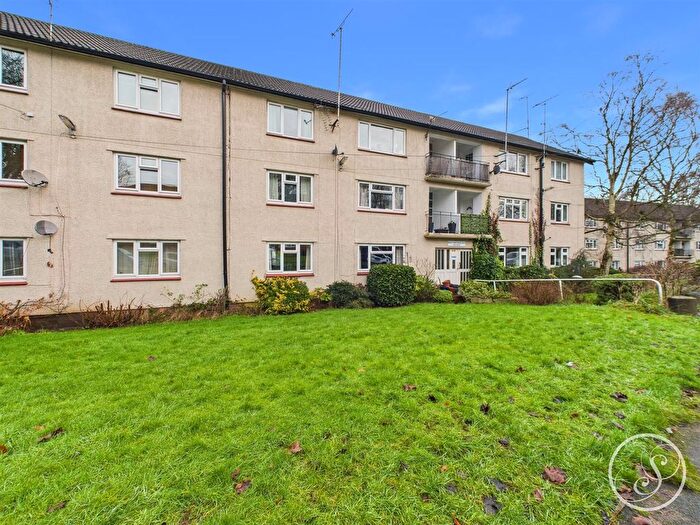 2 Bedroom Flat For Sale In West Park Drive East, Leeds, LS8