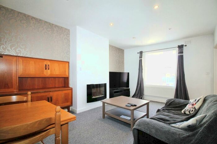 2 Bedroom Flat To Rent In Town Street, Horsforth, Leeds, LS18