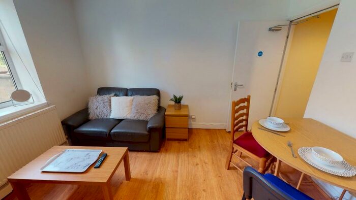 3 Bedroom Terraced House To Rent In Yarborough Road - Bed For /, LN1