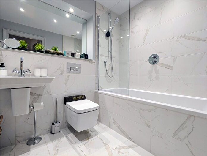 2 Bedroom Apartment To Rent In East Street, Bedminster, Bristol, Somerset, BS3