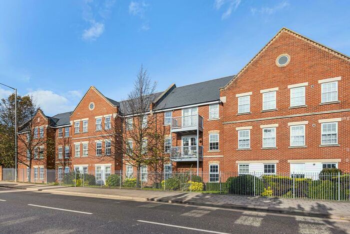 2 Bedroom Apartment To Rent In Florey Gardens, Aylesbury, HP20