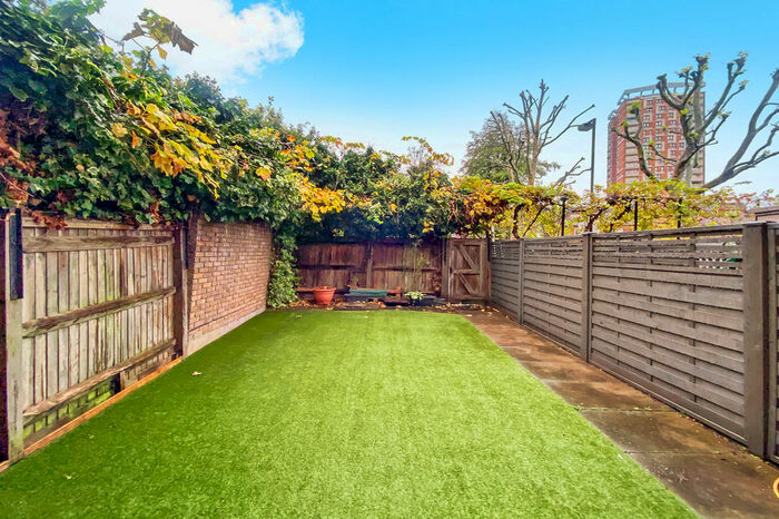 3 Bedroom Ground Maisonette To Rent In Chambord Street, Shoreditch, E2