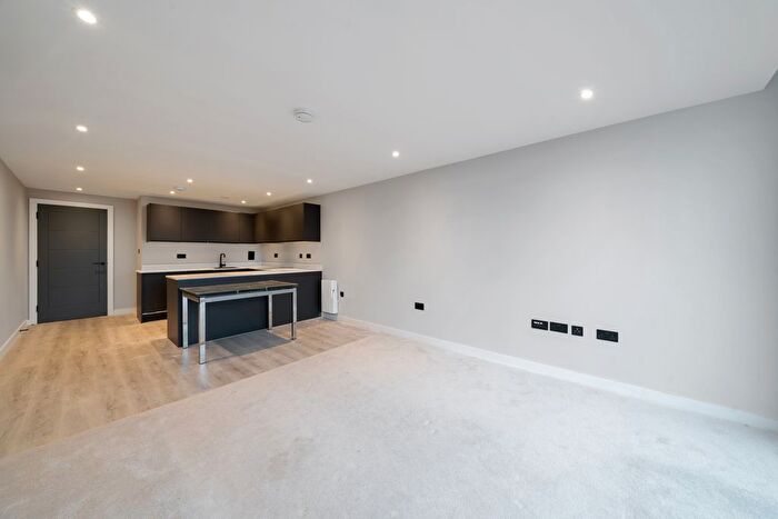 3 Bedroom Flat To Rent In The Gladstone Park Gardens, Brent Cross, NW2