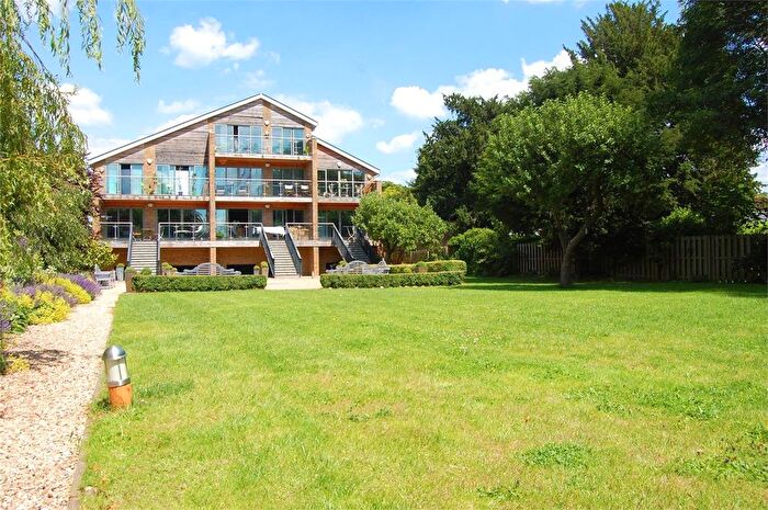 1 Bedroom Flat To Rent In Hampton Court Road, East Molesey, KT8