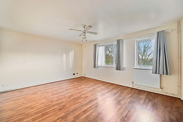 3 Bedroom Flat To Rent In Arrow Close, Luton, LU3