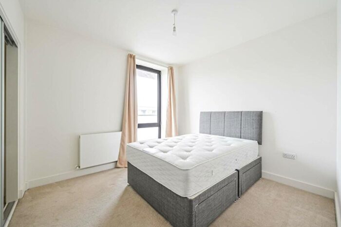 2 Bedroom Flat To Rent In Deauville Close, , Canary Wharf, London, E14