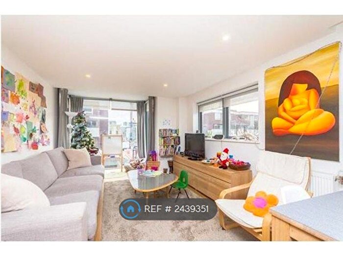 2 Bedroom Flat To Rent In Packington Street, London, N1