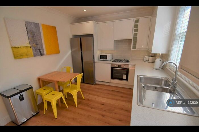 4 Bedroom End Of Terrace House To Rent In Donnington Gardens, Reading, RG1