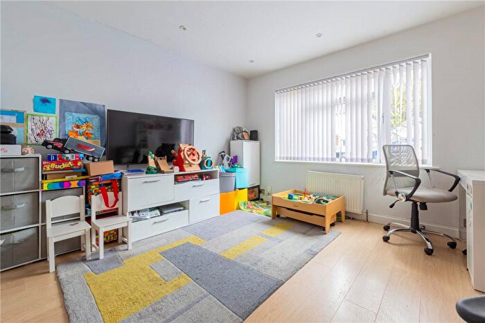3 Bedroom End Of Terrace House For Sale In Peters Avenue, London Colney, St. Albans, AL2