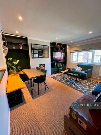 2 Bedroom Maisonette To Rent In Winston Drive, Cobham, KT11