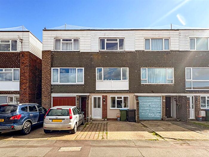 3 Bedroom Town House For Sale In Timberleys, Littlehampton, BN17