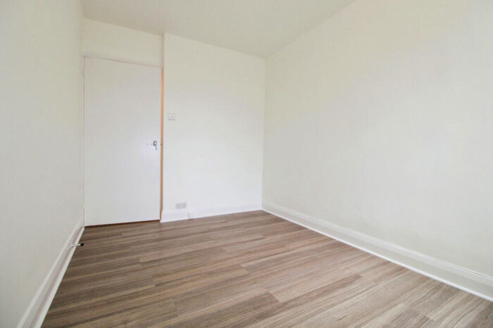 3 Bedroom Flat To Rent In Peters Lodge, Stonegrove, Edgware, HA8