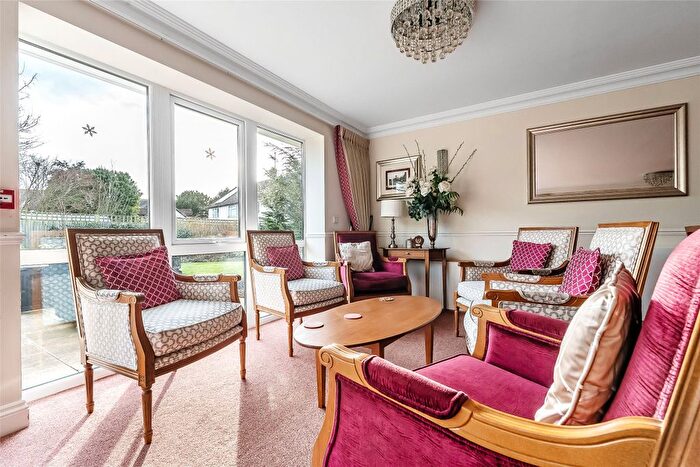 1 Bedroom Flat For Sale In Kingston Avenue, Leatherhead, Surrey, KT22