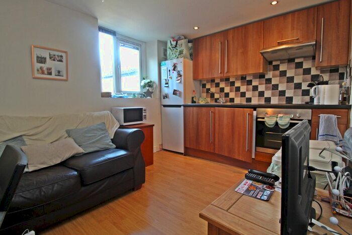 2 Bedroom Flat To Rent In Woodville Rd, Cathays, Cardiff, CF24