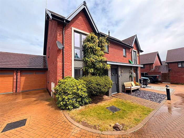3 Bedroom Semi-detached House For Sale In Wymondham Close, Daventry, Northamptonshire, NN11