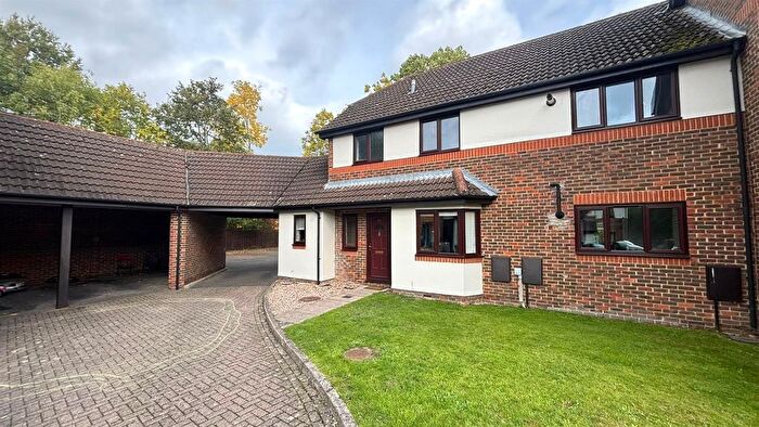 2 Bedroom Flat To Rent In Saddleback Way, Fleet, GU51